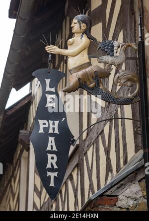 Honfleur Normandy 4 maggio 2013 : UNA sirena che tiene un cartello per una galleria d'arte a Honfleur Foto Stock