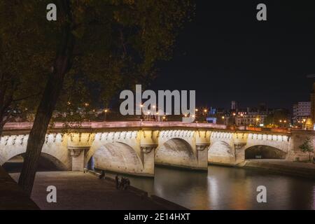 Pont de la Concorde di notte sulla Senna a Parigi, Francia. Foto Stock