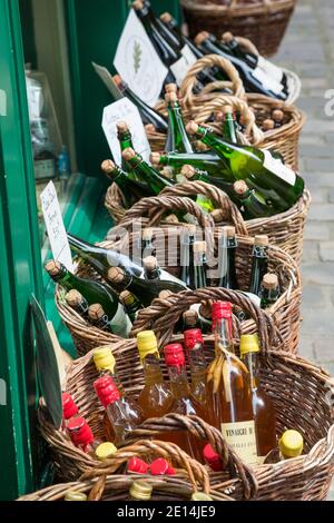 Honfleur Normandy 4 maggio 2013 : una selezione di sidri in un negozio a Honfleur Foto Stock