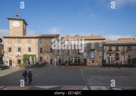 L'affascinante piazza principale del centro storico Piazza del Duomo, nel borgo etrusco di Orvieto, Umbria in Italia. Foto Stock