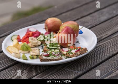 Frutta e pane intero-grano su tavola rustica di legno Foto Stock