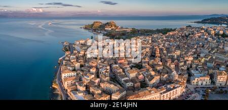 Vista panoramica aerea degli edifici veneziani nella città di Corfù al tramonto, Corfù, Isole IONIE, Grecia Foto Stock