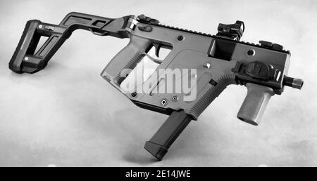 Moderna valigetta pieghevole da 9mm con pistola automatica . Foto Stock