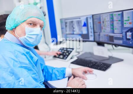 CTA nel laboratorio biotech durante l'analisi dei dati su Computer in laboratorio durante una pandemia di Covid-19 Foto Stock