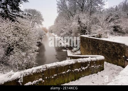 Regno Unito, Inghilterra, Cheshire, Congleton, Mossley, ponte sul Macclesfield Canal in inverno Foto Stock