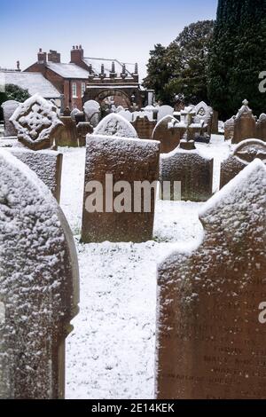 Regno Unito, Inghilterra, Cheshire, Congleton, Astbury, St Mary’s Churchyard in inverno Foto Stock