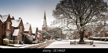 Regno Unito, Inghilterra, Cheshire, Congleton, Astbury, villaggio e Chiesa di Santa Maria in inverno, panoramica Foto Stock