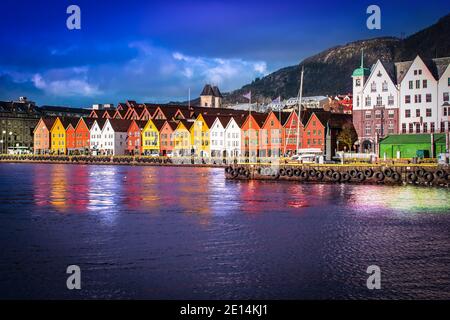 Case storiche di Bryggen, Bergen di notte. Foto Stock