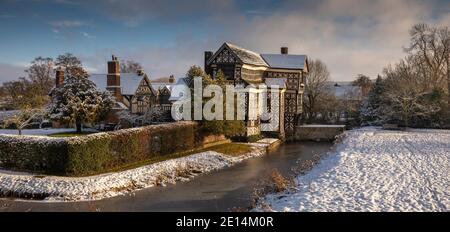 Regno Unito, Inghilterra, Cheshire, Scholar Green, Little Moreton Hall, Tudor Farmhouse a graticcio, in inverno, panoramica Foto Stock