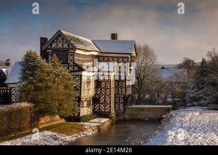 Regno Unito, Inghilterra, Cheshire, Scholar Green, Little Moreton Hall, Tudor Farmhouse a graticcio, in inverno Foto Stock