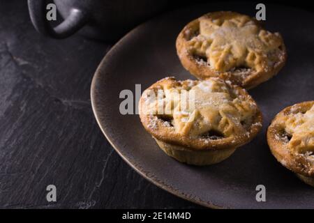 Torte tradizionali di mince riempite con un mix di frutta secca E spezie chiamato mincemeat e tradizionalmente servito a Natale Foto Stock