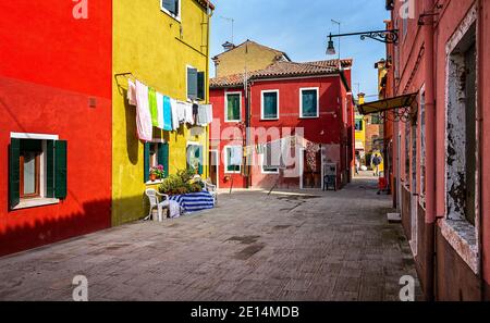 Case colorate sull'isola di Burano a Venezia Foto Stock