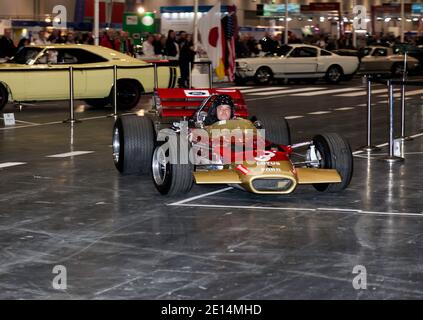 A 1969, Lotus 49B (n. telaio 6), la Formula 1, essendo guidata lungo la 'Grand Avenue' al London Classic Car Show 2016 Foto Stock