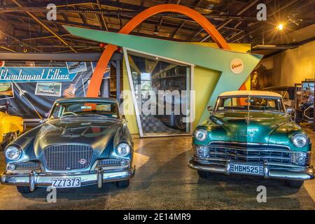 Nelson Classic Car Museum, South Island, Nuova Zelanda. Una collezione di veicoli classici e vintage.1961 Studebaker Hawk e 1950 Chrysler Newport. Foto Stock