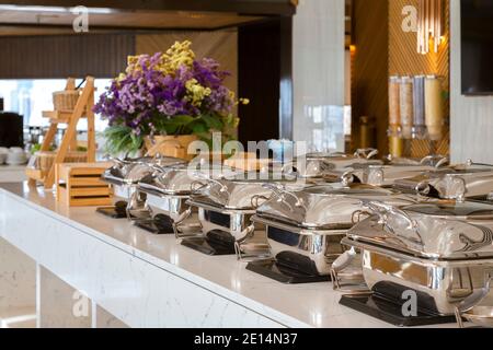 vassoi riscaldanti a buffet pronti per il servizio. colazione e pranzo buffet ristorazione banchetto in hotel o ristorante. Foto Stock