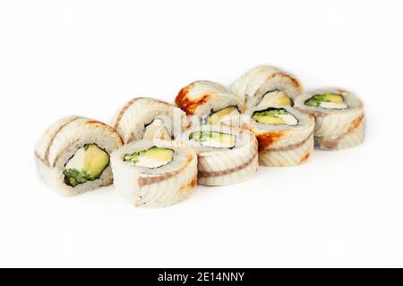 Rotolo di sushi drago nero su fondo bianco, ingredienti Eel, formaggio spalmabile, avocado, cetriolo, salsa teriyaki, semi di sesamo, riso, nori. Cucina tradizionale giapponese. Per il menu del ristorante Foto Stock