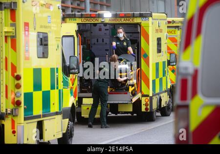 Londra, Regno Unito. 4 gennaio 2020. L'apparecchiatura medica è caricata in un'ambulanza. Le linee di ambulanze al di fuori del Royal London Hospital come l'NHS è sotto pressione grave come i casi di Covid-19 aumentare. Più di 58,000 casi segnalati oggi da werte. Boris Johnson si aspetta che 'decine di milioni' di covidi jab accadrà entro aprile. Credit: Mark Thomas/Alamy Live News Foto Stock