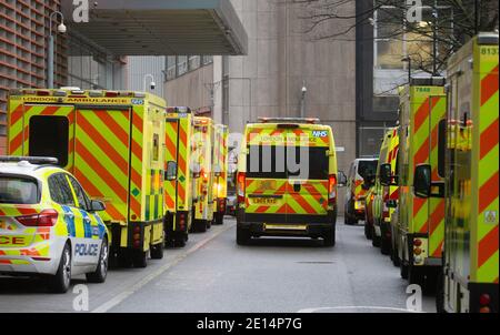 Londra, Regno Unito. 4 gennaio 2020. Le linee di ambulanze al di fuori del Royal London Hospital come l'NHS è sotto pressione grave come i casi di Covid-19 aumentare. Più di 58,000 casi segnalati oggi da werte. Boris Johnson si aspetta che 'decine di milioni' di covidi jab accadrà entro aprile. Credit: Mark Thomas/Alamy Live News Foto Stock