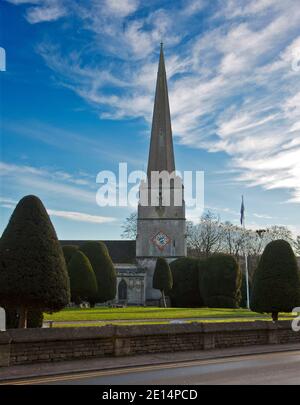 Chiesa di Santa Maria nel villaggio di Painswick Gloucestershire famosa non solo per i suoi 99 alberi di Yew, ma anche per la sua menzione nel libro Doomsday Foto Stock