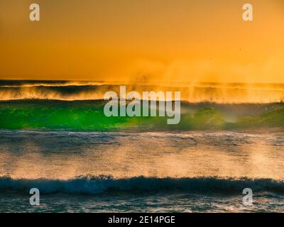 Onde che si infrangono sulla spiaggia durante UNA tempesta Foto Stock