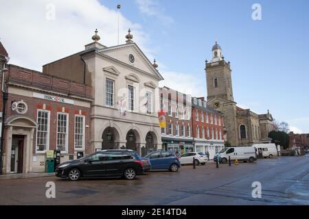 Viste di East Street, tra cui la Borsa del mais a Blandford Forum, Dorset nel Regno Unito, del 26 ottobre 2020 Foto Stock