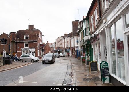 Negozi su East Street a Blandford Forum, Dorset nel Regno Unito, presi il 26 ottobre 2020 Foto Stock