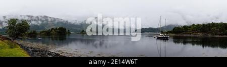 Barca ormeggiata a Loch Leven a Ballachulish Foto Stock