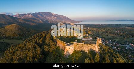 Vista panoramica aerea del castello veneziano di San Giorgio, Livathou, Cefalonia, Isole IONIE, Grecia Foto Stock