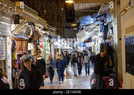 Atene - Dicembre 2019: Strada notturna nel centro di Atene Foto Stock