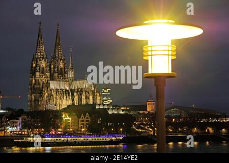 Colonia, Germania. 4 gennaio 2021. La cattedrale (l) è illuminata di sera. Credit: Liver Berg/dpa/Alamy Live News Foto Stock