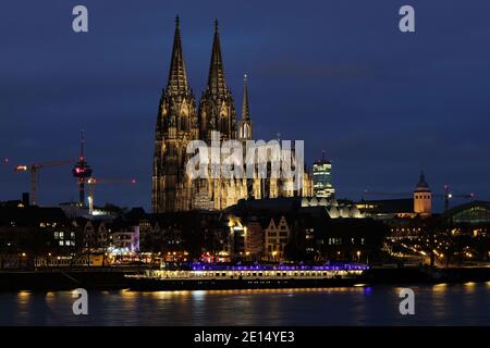 Colonia, Germania. 4 gennaio 2021. La cattedrale (l) è illuminata di sera. Credit: Liver Berg/dpa/Alamy Live News Foto Stock