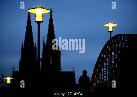 Colonia, Germania. 4 gennaio 2021. Le lanterne brillano la sera di fronte alla cattedrale. Credit: Liver Berg/dpa/Alamy Live News Foto Stock