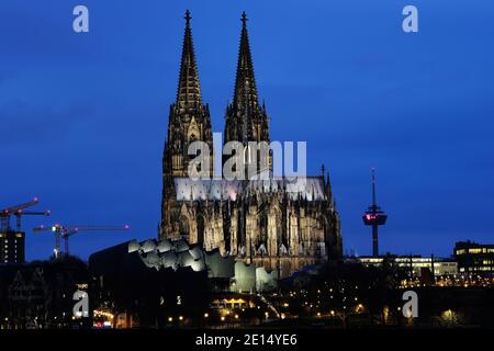 Colonia, Germania. 4 gennaio 2021. La cattedrale (l) è illuminata di sera. Credit: Liver Berg/dpa/Alamy Live News Foto Stock