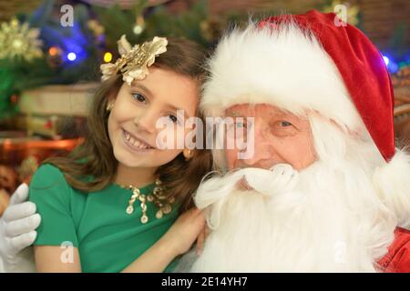 Babbo Natale e ragazza carina a Natale Foto Stock