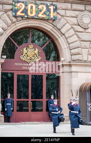 Soldati bulgari. Sofia Bulgaria Europa dell'Est l'Unione europea si occupa di cambiare cerimonia al di fuori del palazzo della presidenza a dicembre 2020 Foto Stock