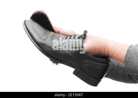 Cura delle scarpe in pelle. Pulizia scarpe in pelle con crema per scarpe nera Foto Stock