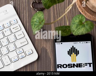 Ucraina. 4 gennaio 2021. In questa illustrazione fotografica viene visualizzato il logo aÂ Rosneft sullo smartphone. Credit: Valera Golovniov/SOPA Images/ZUMA Wire/Alamy Live News Foto Stock