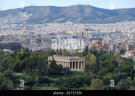 Atene - Dicembre 2019: Vista del Tempio di Efesto con Atene sullo sfondo Foto Stock