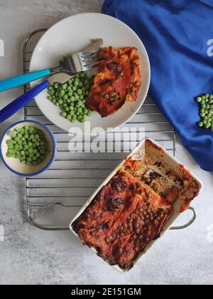 Piselli verdi fatti in casa lasagna Foto Stock