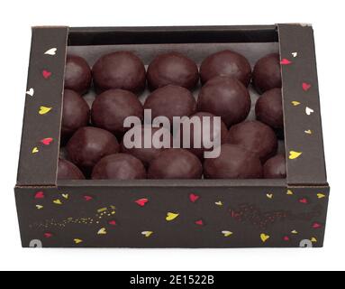Dolci al cioccolato nella scatola isolata su sfondo bianco Foto Stock