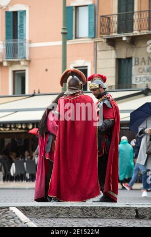 VERONA, ITALIA - 1 MAGGIO 2016: Soldati romani all'anfiteatro di Piazza Bra a Verona, Veneto, Italia Foto Stock