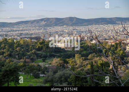 Atene - Dicembre 2019: Vista del Tempio di Efesto con Atene sullo sfondo Foto Stock