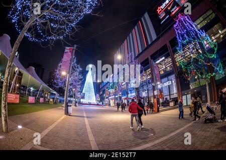 Albero di Natale e decorazioni nel centro commerciale Wembley Park di Londra REGNO UNITO Foto Stock