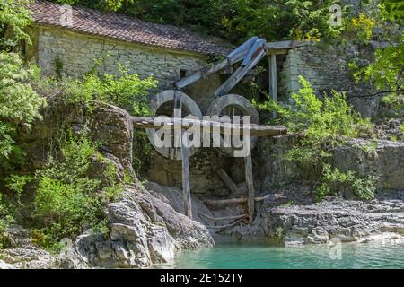 Il vecchio edificio del mulino con Mill ruote in Kotli, un piccolo borgo sulla parte superiore raggiunge la Mirna Foto Stock