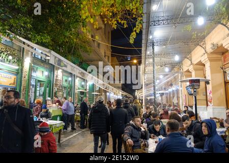 Atene - Dicembre 2019: Strada notturna nel centro di Atene Foto Stock