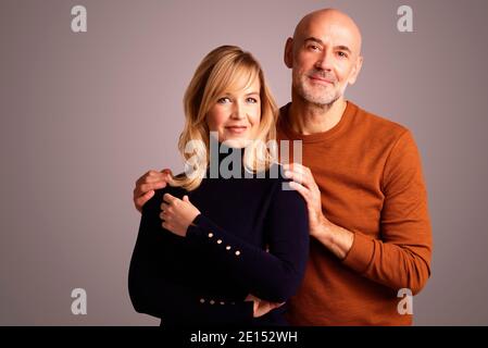 Studio ritratto di felice donna e uomo in piedi insieme su sfondo isolato. Foto Stock
