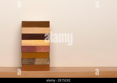Blocco quadrato di legno su sfondo beige. Podio in legno per la presentazione del prodotto. Simulato sullo sfondo. Foto Stock