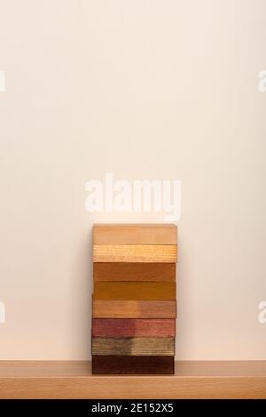 Blocco quadrato di legno su sfondo beige. Podio in legno per la presentazione del prodotto. Simulato sullo sfondo. Foto Stock