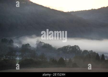 Le nebbie invernali pendono nell'aria al Bigswir Bridge, nella Wye Valley che confina con l'Inghilterra e il Galles. Foto Stock