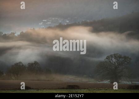 Le nebbie invernali pendono nell'aria al Bigswir Bridge, nella Wye Valley che confina con l'Inghilterra e il Galles. Foto Stock